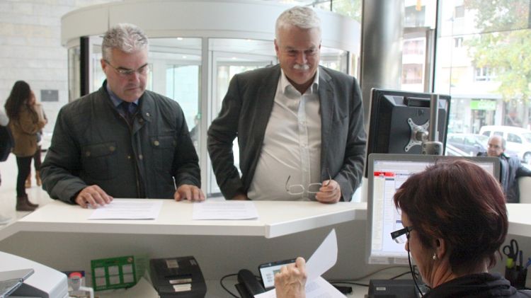 El cap de llista de SI per Girona, Toni Strubell, entrant l'escrit de queixa a la seu del Govern a Girona © ACN