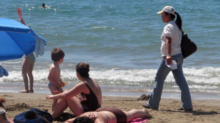 Una de les massatgistes il·legals a les platges de Roses, l'estiu passat © ACN