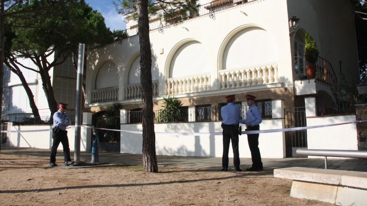 Els Mossos d'Esquadra davant el domicili de l'empresari gironí Jordi Comas (arxiu)