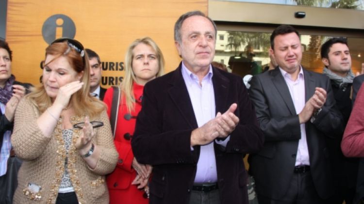 L'alcalde de Platja d'Aro, Joan Giraut, i el nebot de la víctima, Jordi Díaz (a la dreta de la imatge) © ACN