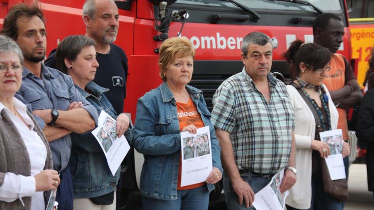 Amics i coneguts d'en Roc i l'Albert, concentrats al parc de bombers de la Pera © ACN