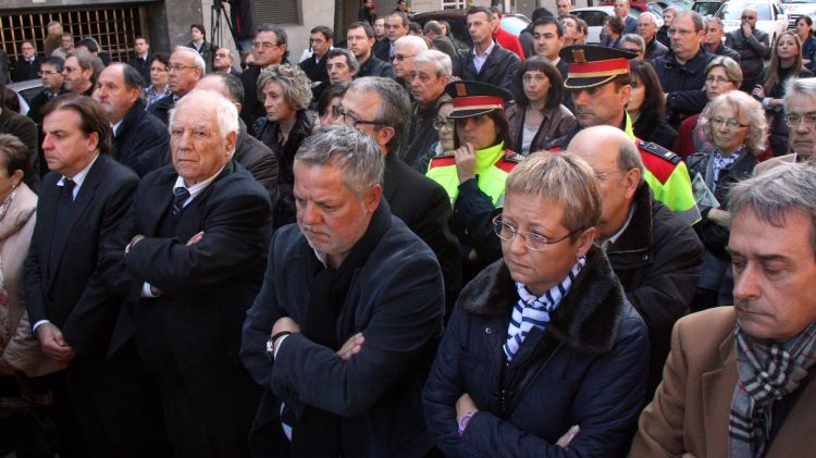 Unes 200 persones han participat en el minut de silenci en record a Jordi Comas © ACN