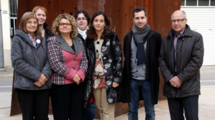 Marina Geli i Iolanda Pineda amb membres de l'agrupació local del PSC de Salt © ACN