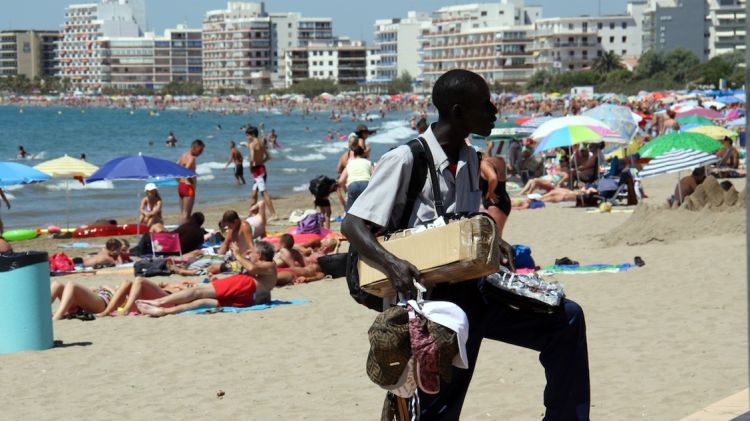 Un venedor ambulant a la platja de Roses l'estiu passat © ACN