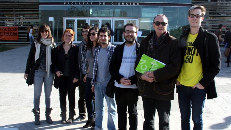 El cap de llista, Marc Vidal (el segon per la dreta), amb joves de la coalició ecologista, a la UdG © ACN