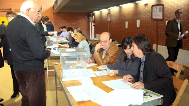 Un senyor davant una taula electoral del col·legi Pla de Girona © ACN