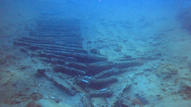 Visió de conjunt del derelicte Cap de Vol des de la proa del vaixell © ACN