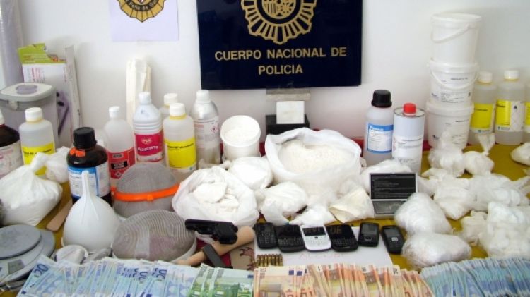 Alguns dels objectes i substàncies intervingudes per la policia © ACN