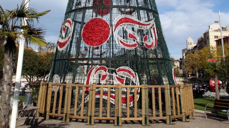 Per segon any consecutiu s'ha muntat un gran arbre de Nadal a plaça Catalunya © ACN