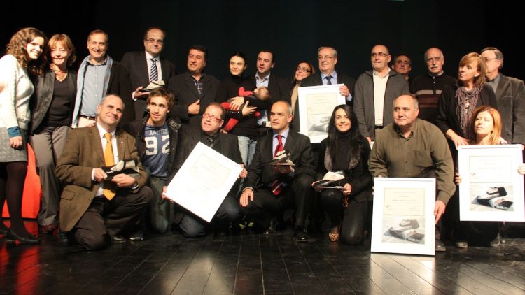 Foto de grup dels premiats a la nit de les Mosques de la Informació © ACN