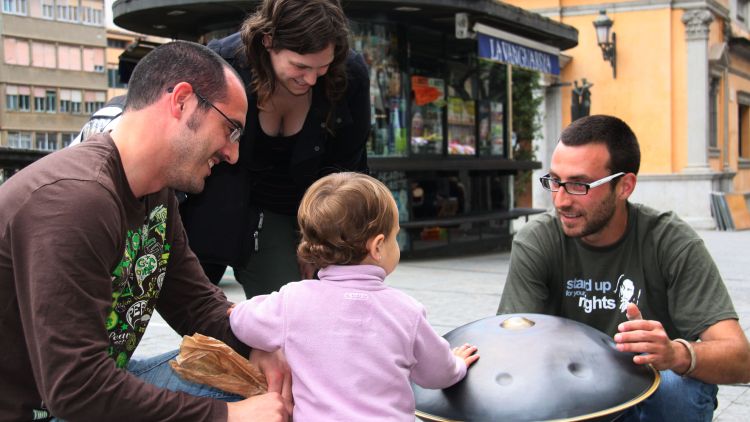 Els artistes tenen l'ocasió d'interactuar amb el públic de totes les edats © ACN