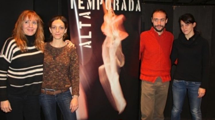 La directora i creadora de 'Victoria falls', Clara Simó, acompanyada per tres actors © ACN