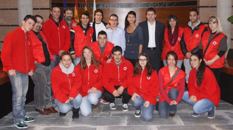 Foto de família amb els joves voluntaris de la Creu Roja