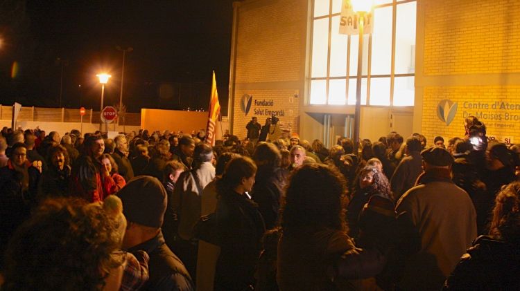 La concentració a les portes del CAP ha aplegat unes 300 persones © ACN