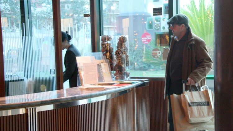 Un turista a la recepció d'un hotel gironí (arxiu) © ACN