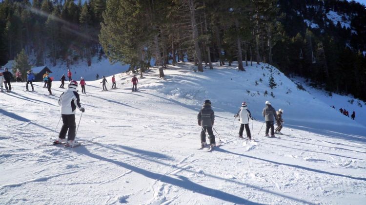 Diversos esquiadors gaudint de la neu aquest pont de la Puríssima a l'estació d'esquí Masella