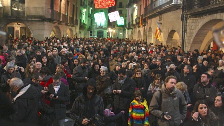 Un miler de persones s'han concentrat a la plaça del Vi de Girona © ACN