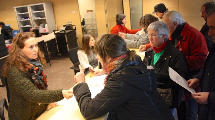 La PAH ha repartit el document entre funcionaris del Palau de Justícia de Girona © ACN