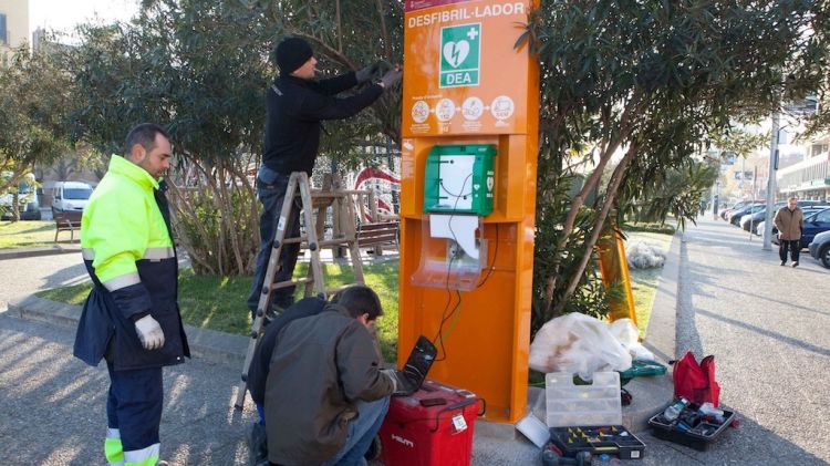 Un desfibril·lador a la plaça Catalunya de Girona (arxiu)