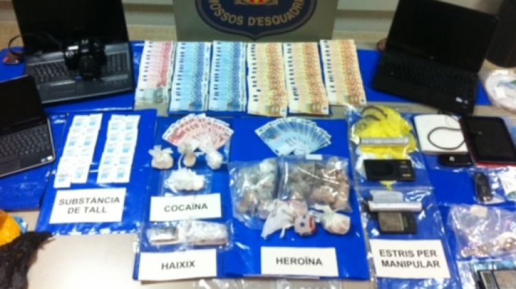 La policia va comissar més de 3000 euros i 1200 grams de droga en 3 registres © ACN