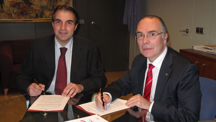 Pau Jordà (esquerra) amb Jaume Torramadé signant el conveni