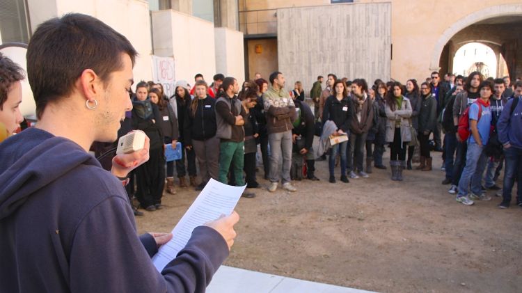 Els estudiants s'han concentrat al pati del rectorat de la UdG © ACN