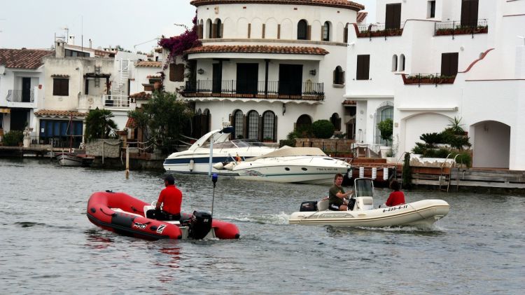 Un dels canals d'Empuriabrava amb embarcacions (arxiu) © ACN