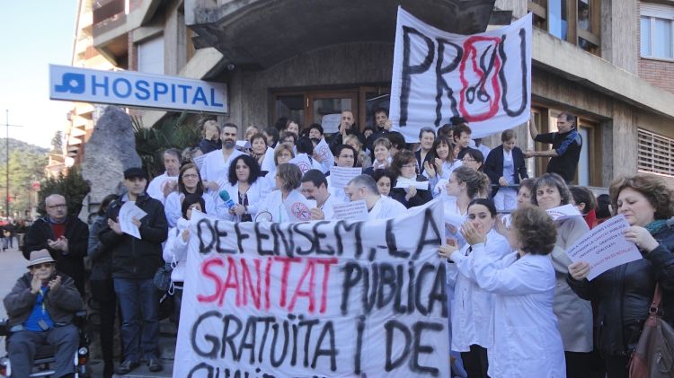 Uns 50 treballadors de l'Hospital Sant Jaume d'Olot s'han concentrat aquest migdia © ACN