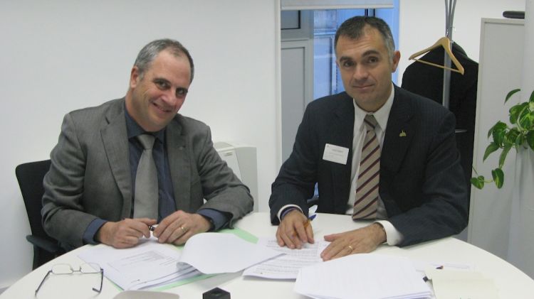 Albert Ballesta (esquerra) i Joan Figueras durant la signatura del conveni