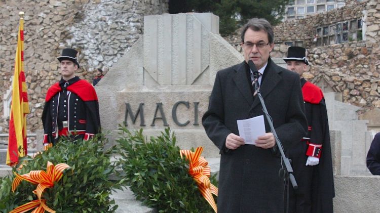 El president de la Generalitat, Artur Mas, davant de la tomba de Macià © ACN