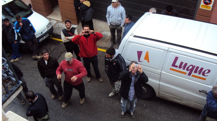 Moment en que els treballadors de Luque van intimidar a Albó © ACN