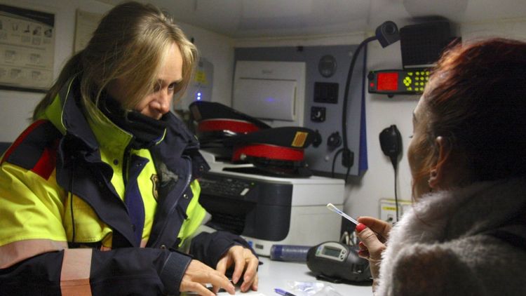 Agents de Trànsit dels Mossos d'Esquadra fent el drogotest a una conductora © ACN