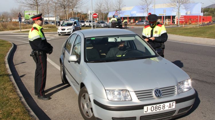 Un dels controls que els Mossos d'Esquadra i la Policia Local de Roses han muntat © ACN