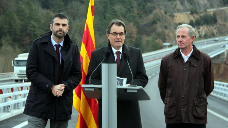 Mas, juntament amb el conseller Vila i l'alcalde de Sant Sadurní d'Osormort, Enric Riera © ACN