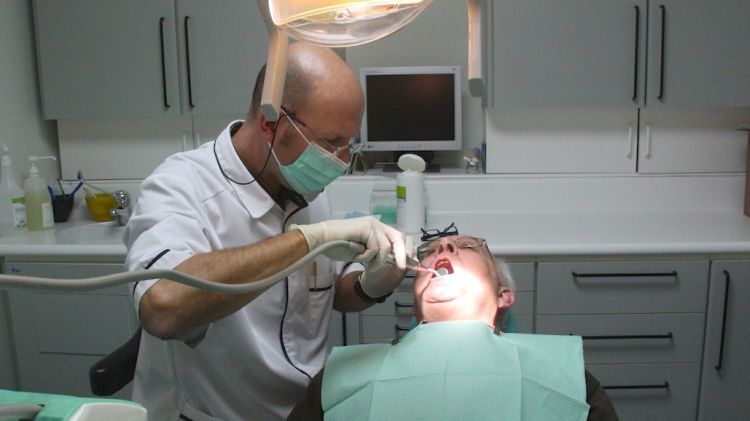 Pere Siqués fent una revisió bucal a un pacient © ACN