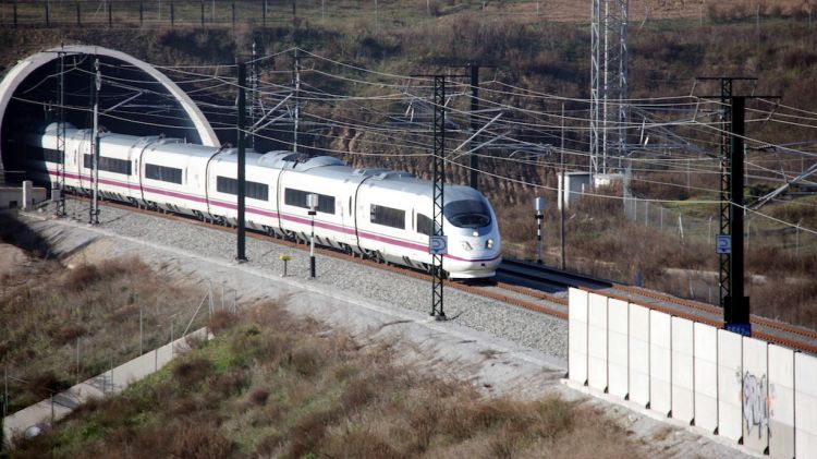 El TAV al seu pas per La Roca del Vallès, en direcció a Figueres © ACN