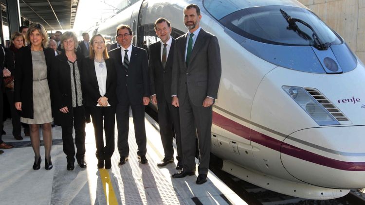 Marta Felip, Consol Cantenys, Ana Pastor, Artur Mas, Mariano Rajoy i el Príncep Felip © Toni Albir / Pool EFE