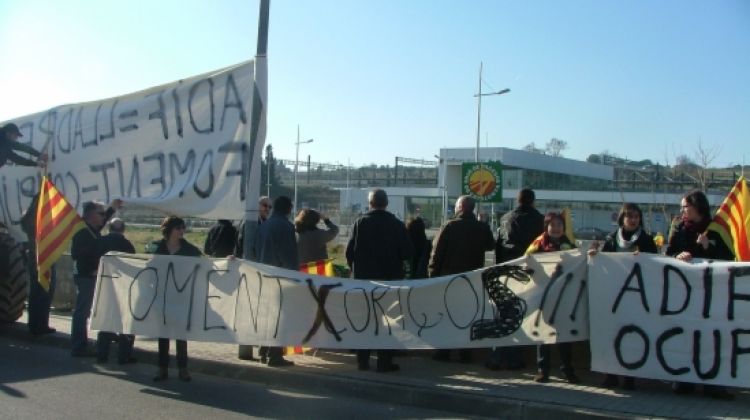 Els pagesos en la concentració a Figueres per reclamar les seves indemnitzacions © ACN