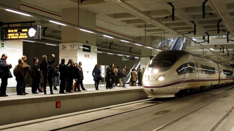 Passatgers a les andanes del TAV a Girona, esperant el tren en el primer dia de servei