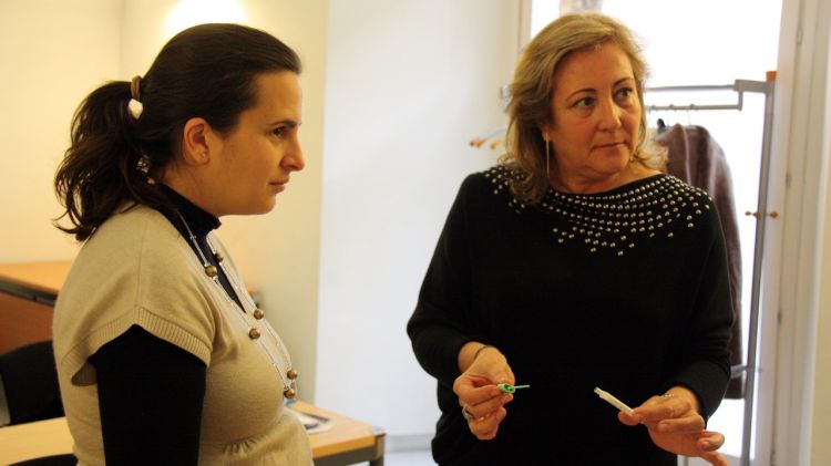 La vicepresidenta del col·legi de farmacèutics de Girona, Rosa Sacrest (dreta) © ACN