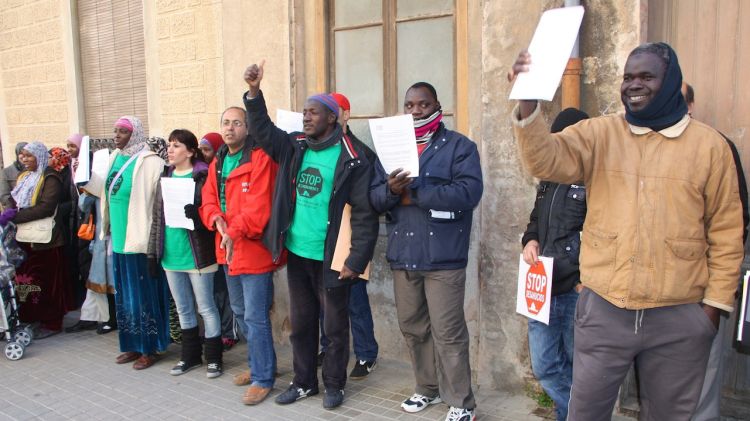 La desena de famílies afectades s'han concentrat davant la sucursal del Banc Sabadell © ACN