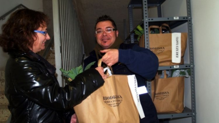 Un dels treballadors de la Fundació Drissa fa entrega de la comanda © ACN