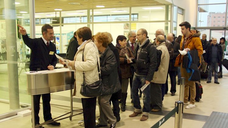 Viatgers a l'estació del TAV de Figueres passant el control de seguretat © ACN