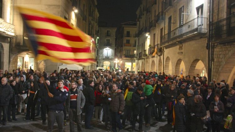 Unes 300 persones han omplert la plaça del Vi en la convocatòria feta per l'ANC © ACN