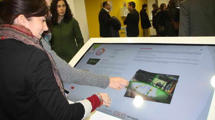 El 'showroom' inclou una pantalla tàctil amb informació dels 22 projectes © ACN