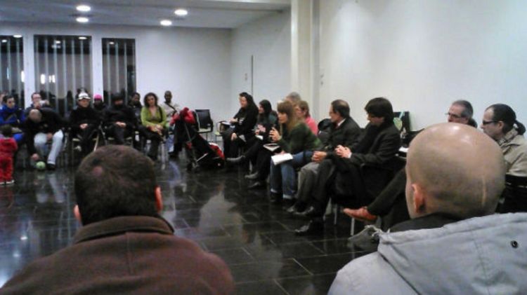 Un instant durant l'assemblea de la PAH de Girona a l'Espai Marfà, ahir © ACN