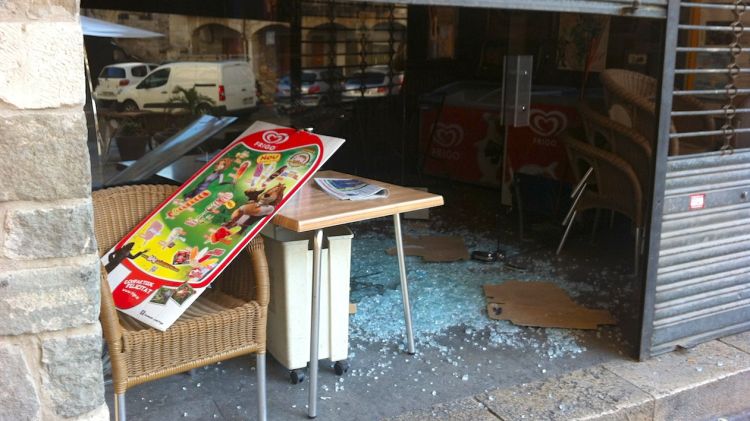 L'entrada al bar després del robatori que va patir el gener de 2013