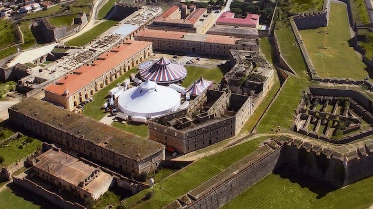 La carpa instal·lada l'any passat dins el Castell de Sant Ferran (arxiu)