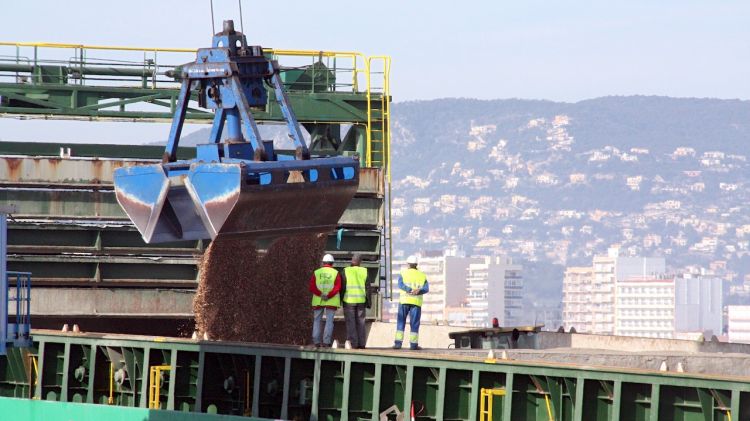 Aquest vaixell transportarà més de 5.000 tones fins al sud d'Itàlia © ACN