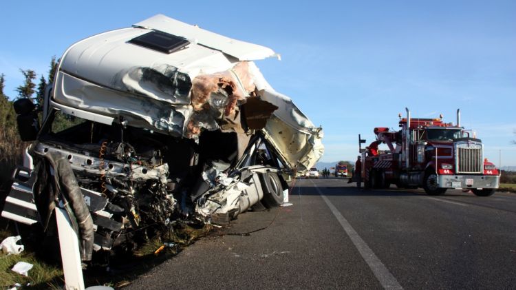 Imatge de l'accident provocat ahir per un camió a Vilamalla © ACN